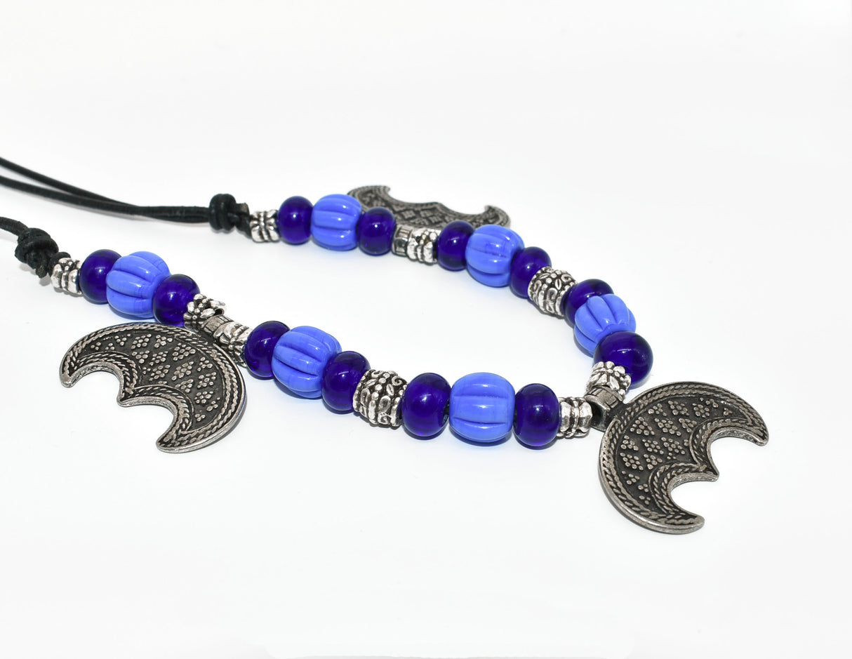 Wikinger Kette mit Lunula – Nordischer Mondanhänger mit blauen Glasperlen