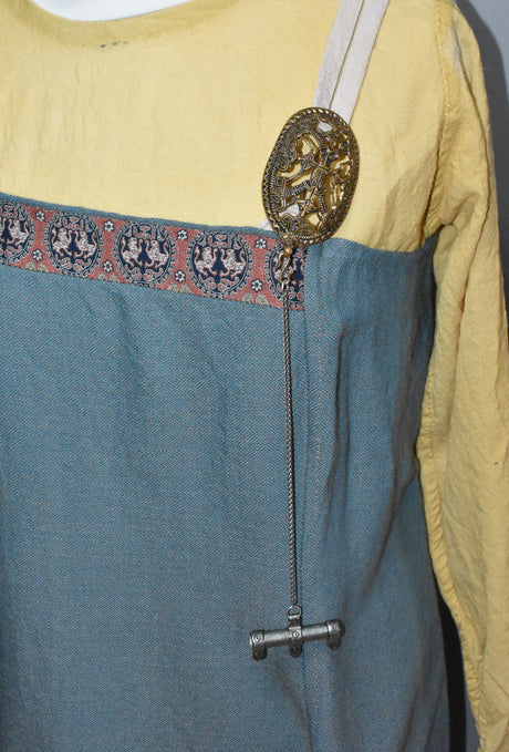 Tragebild am Wikingerkleid der Wikinger Nadeldose aus Zinn – authentisches Accessoire für Dein Wikinger-Gewand