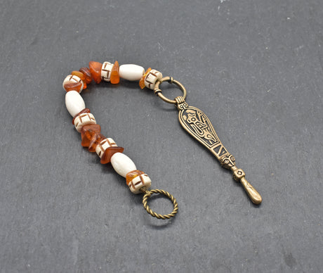 Wikinger-Ohrlöffel nach Birka-Fund – Bronze-Replik mit Bernstein und Knochenperlen - Historisches Accessoire aus der Wikingerzeit von BELANAS SCHATZKISTE