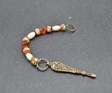 Wikinger-Ohrlöffel nach Birka-Fund – Bronze-Replik mit Bernstein und Knochenperlen - Historisches Accessoire aus der Wikingerzeit von BELANAS SCHATZKISTE