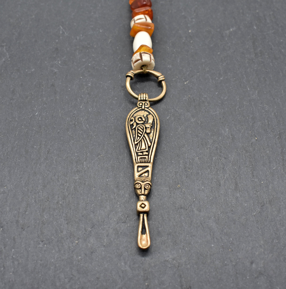 Wikinger-Ohrlöffel nach Birka-Fund – Bronze-Replik mit Bernstein und Knochenperlen - Historisches Accessoire aus der Wikingerzeit von BELANAS SCHATZKISTE
