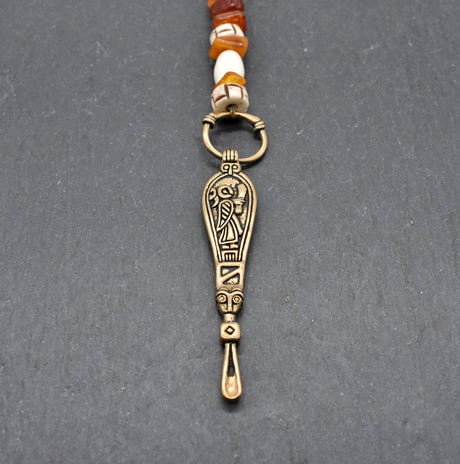 Wikinger-Ohrlöffel nach Birka-Fund – Bronze-Replik mit Bernstein und Knochenperlen - Historisches Accessoire aus der Wikingerzeit von BELANAS SCHATZKISTE