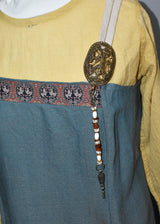 Tragebild am Wikinger Kleid des Wikinger-Ohrlöffel nach Birka-Fund – Bronze-Replik mit Bernstein und Knochenperlen - Historisches Accessoire aus der Wikingerzeit von BELANAS SCHATZKISTE