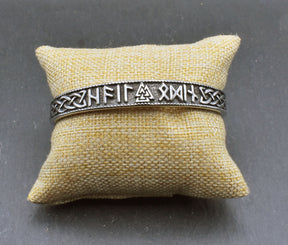 Wikinger Edelstahl Armband mit Runeninschrift "Hail Odin" auf einem Kissen