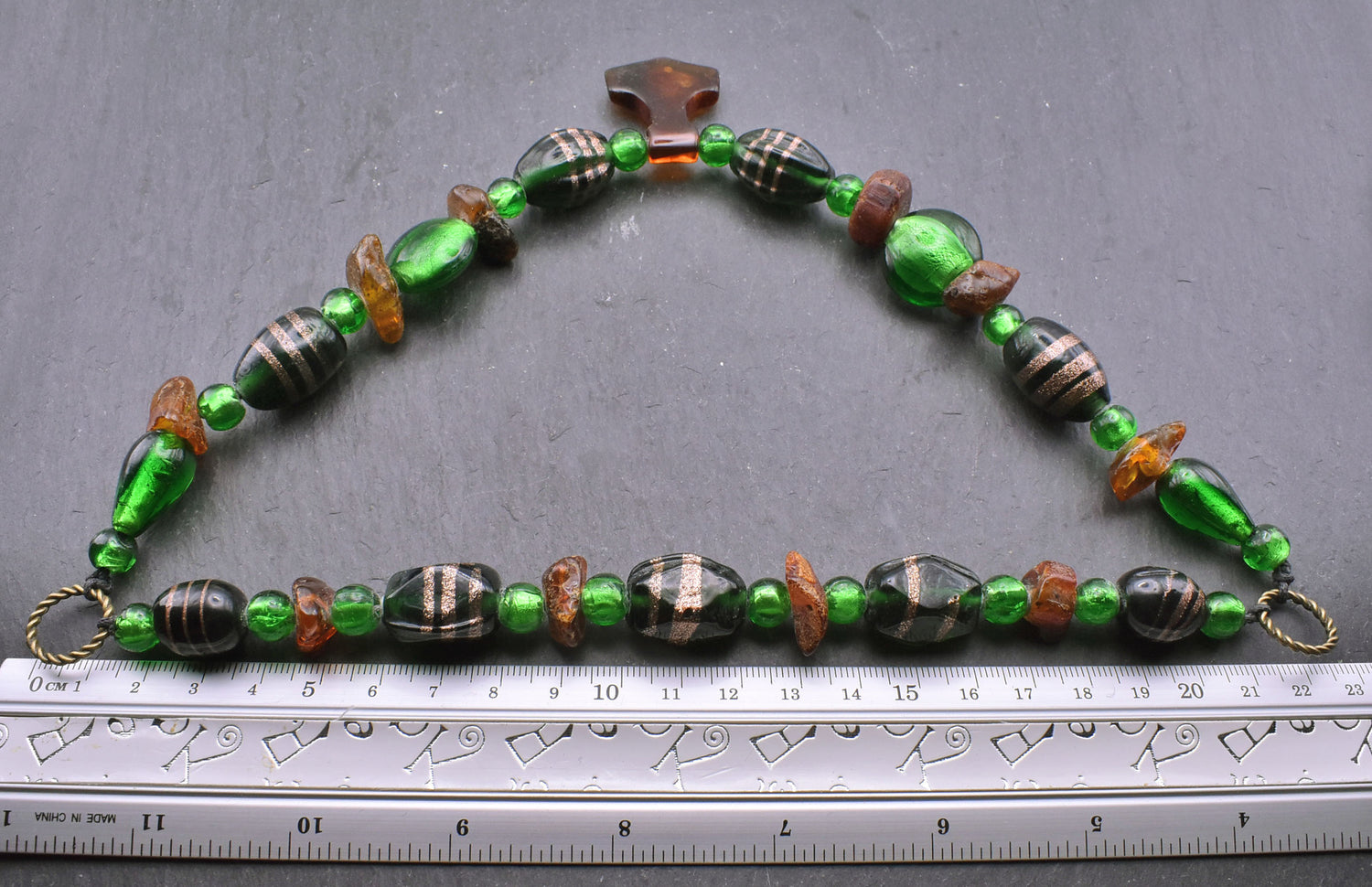 Maße der Bernstein Fibelkette mit Thorshammer und grünen Glasperlen in cm
