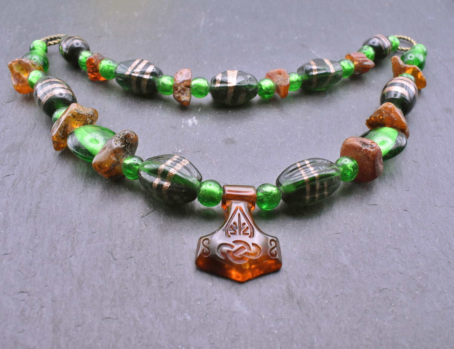 Bernstein Fibelkette mit Thorshammer und grünen Glasperlen