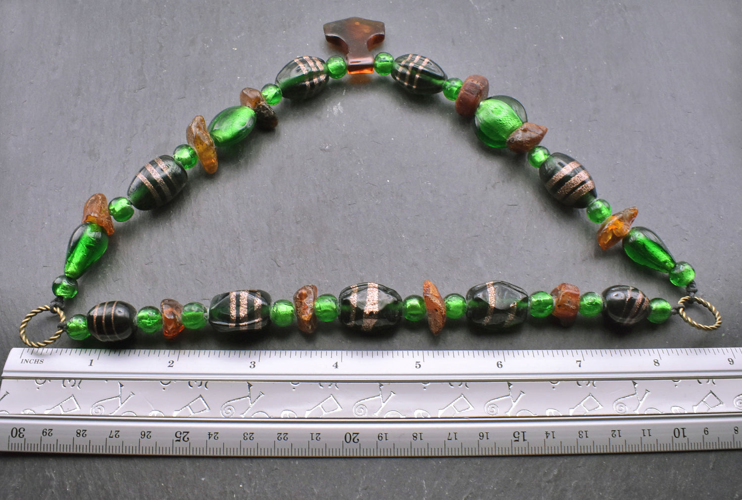 Maße der Bernstein Fibelkette mit Thorshammer und grünen Glasperlen in inch