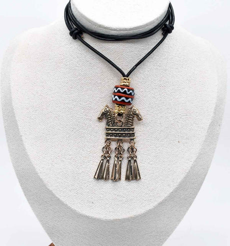 Keltische Halskette Echna aus Bronze, mit handgefertigter schwarzer Glasperle mit Muster aus rot und weiß, sowie vergoldeten Metallperlen an einem verstellbaren Lederband.