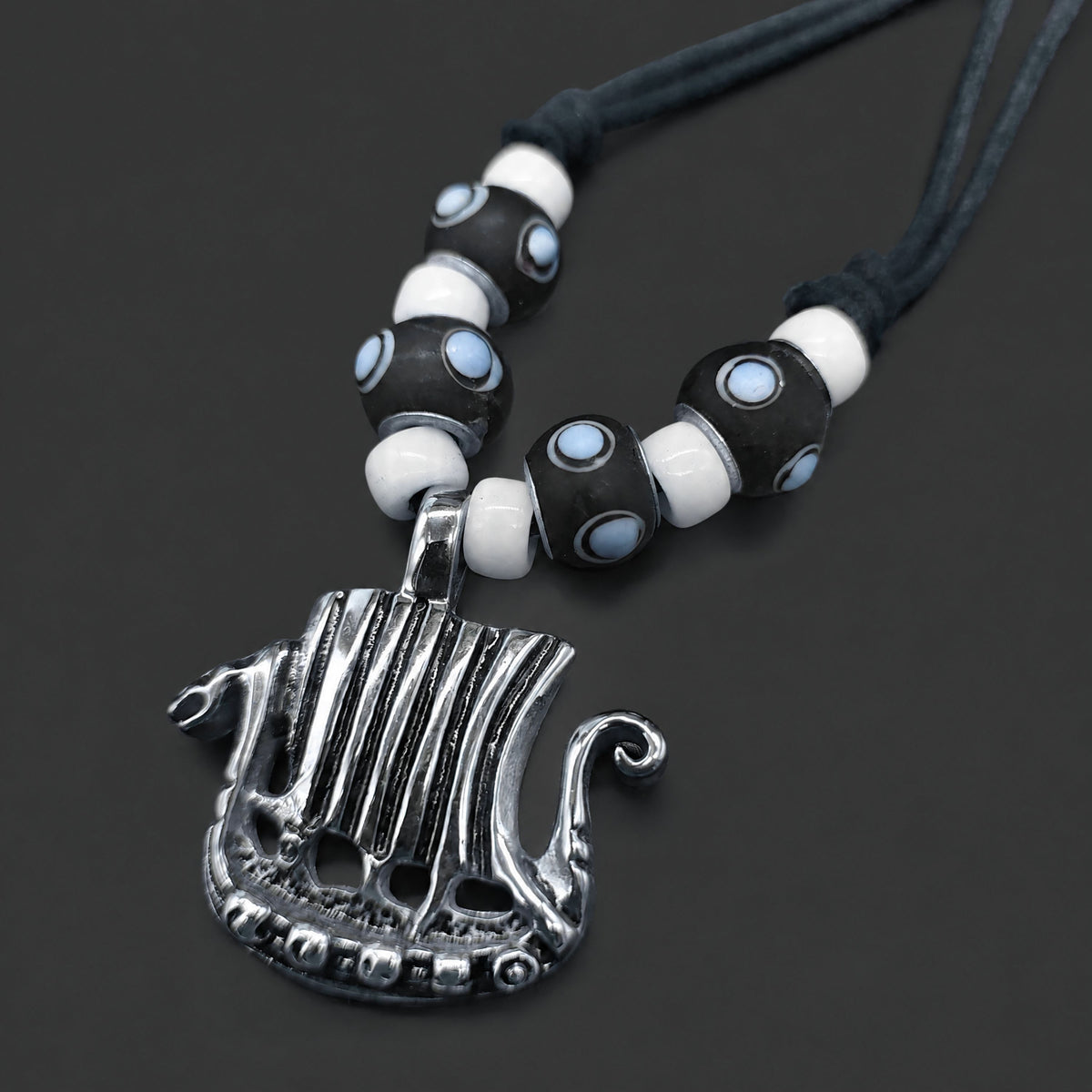 Wikinger Drakkar Kette mit Wikingerschiff – Edelstahl Anhänger mit Glasperlen – Blau Schwarz Weiß - Nordische Drachenboot Kette