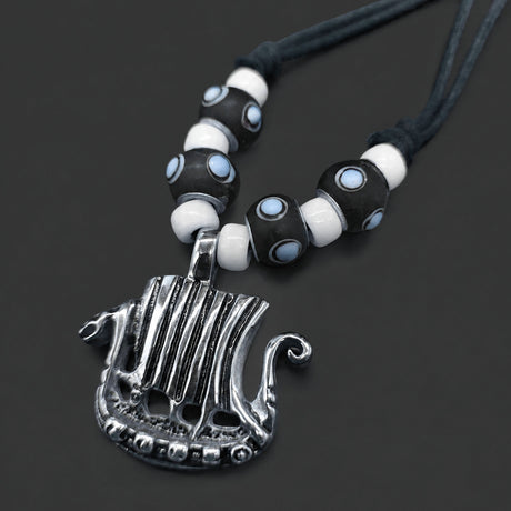 Wikinger Drakkar Kette mit Wikingerschiff – Edelstahl Anhänger mit Glasperlen – Blau Schwarz Weiß - Nordische Drachenboot Kette