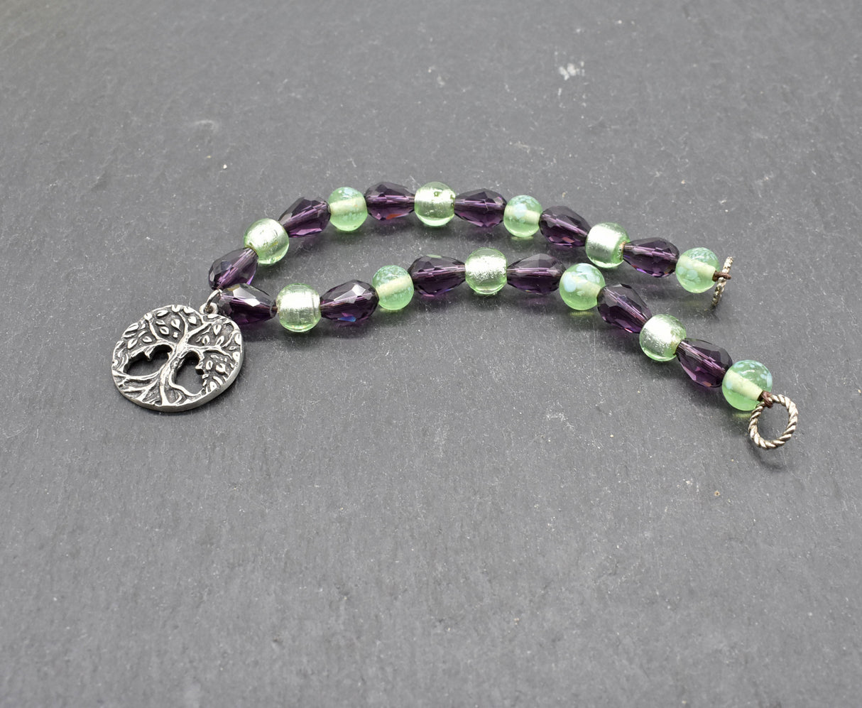 Yggdrasil Fibelkette im Wikinger-Stil – Handgefertigt mit silberfarbenem Anhänger und Glasperlen in hellgrün und dunkellila
