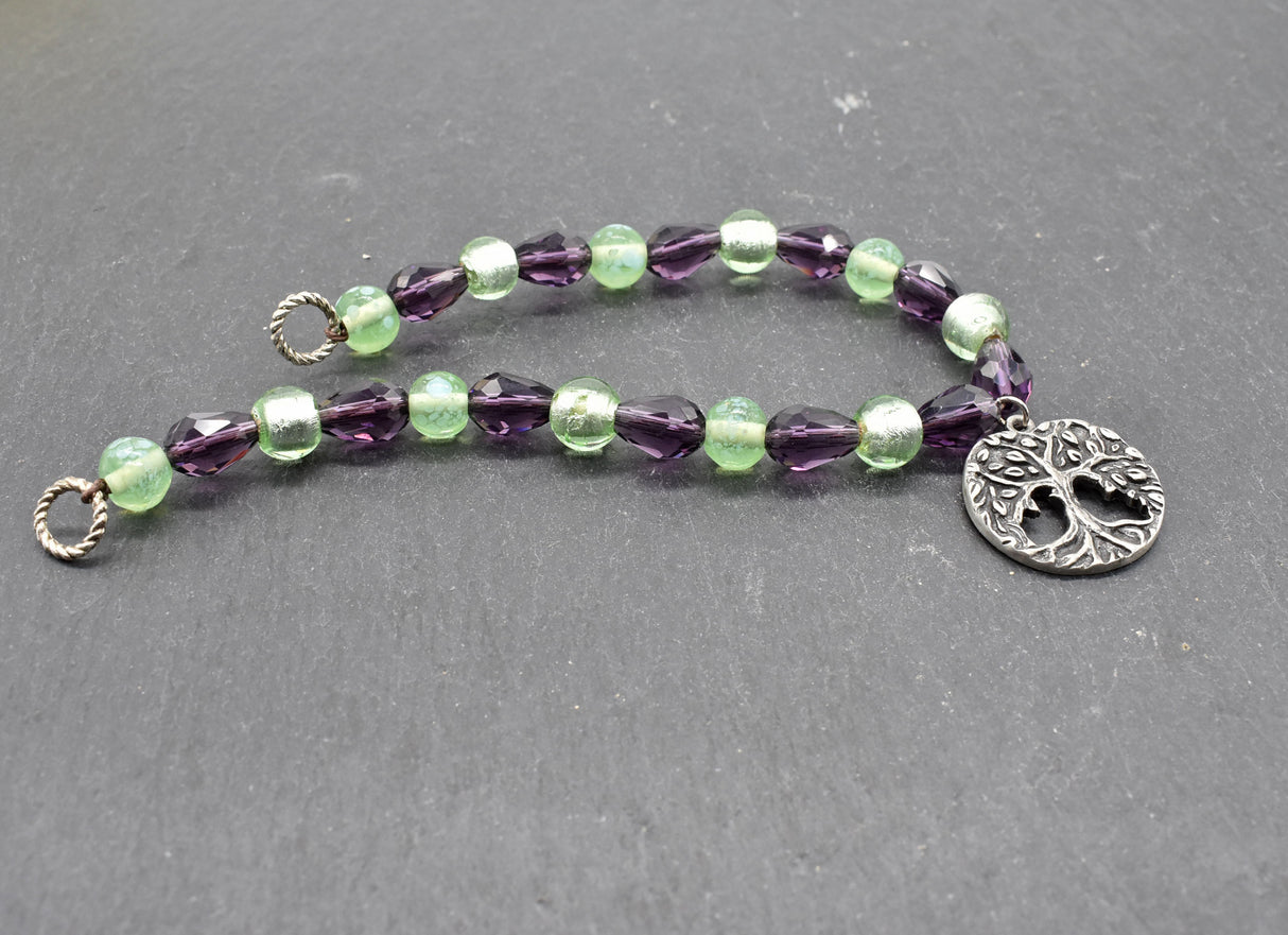 Yggdrasil Fibelkette im Wikinger-Stil – Handgefertigt mit silberfarbenem Anhänger und Glasperlen in hellgrün und dunkellila