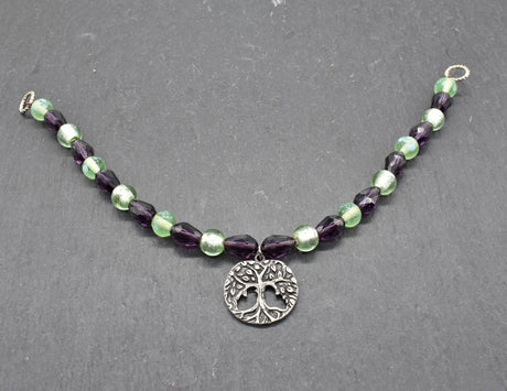 Yggdrasil Fibelkette im Wikinger-Stil – Handgefertigt mit silberfarbenem Anhänger und Glasperlen in hellgrün und dunkellila