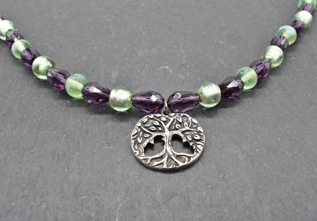 Yggdrasil Fibelkette im Wikinger-Stil – Handgefertigt mit silberfarbenem Anhänger und Glasperlen in hellgrün und dunkellila