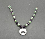 Rückseite der Yggdrasil Fibelkette im Wikinger-Stil – Handgefertigt mit silberfarbenem Anhänger und Glasperlen in hellgrün und dunkellila