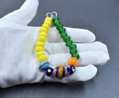 Wikinger Fibelkette mit Lampwork Perlen auf der Hand