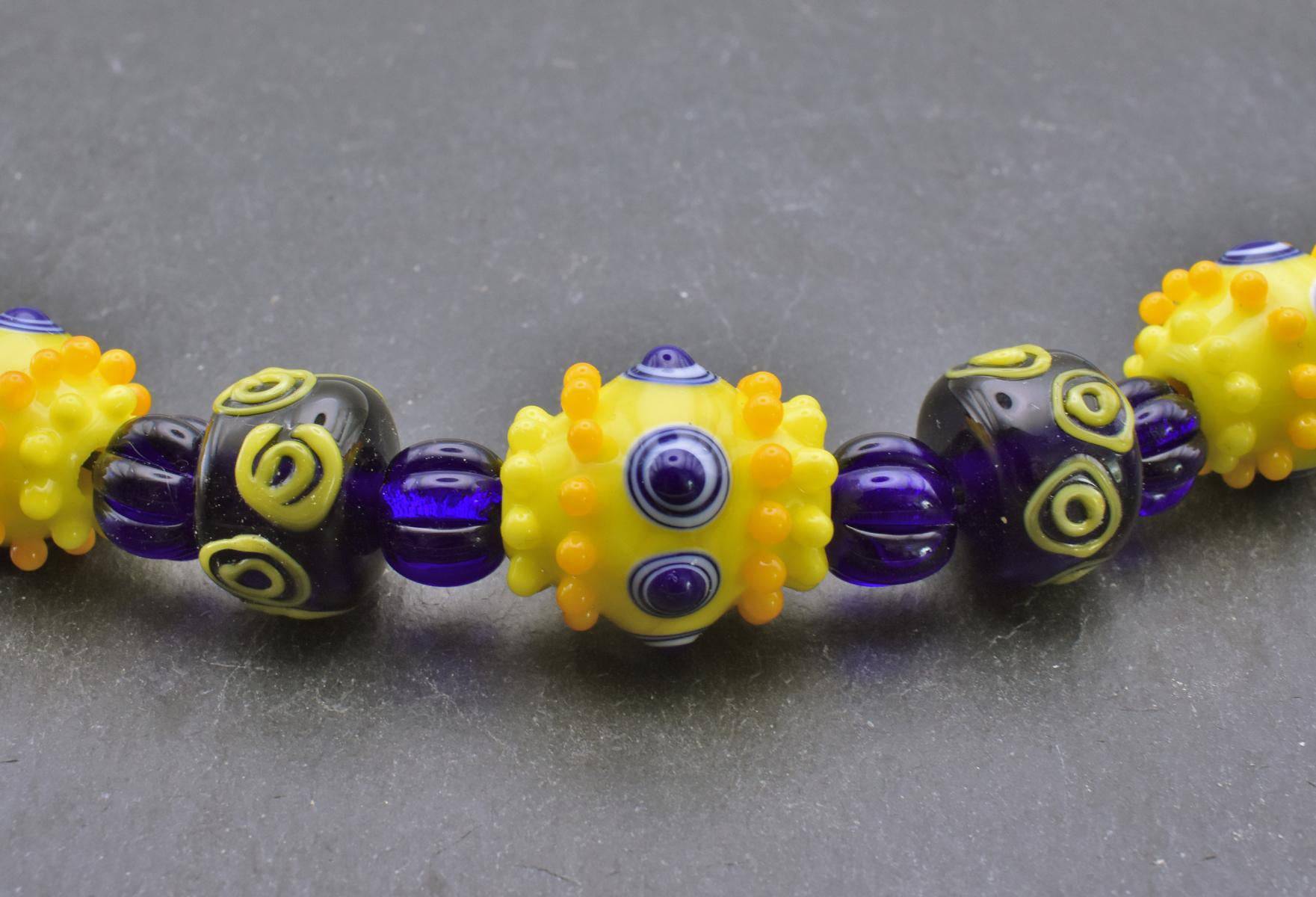 Fibelkette mit Lampwork Perlen in blau und gelb