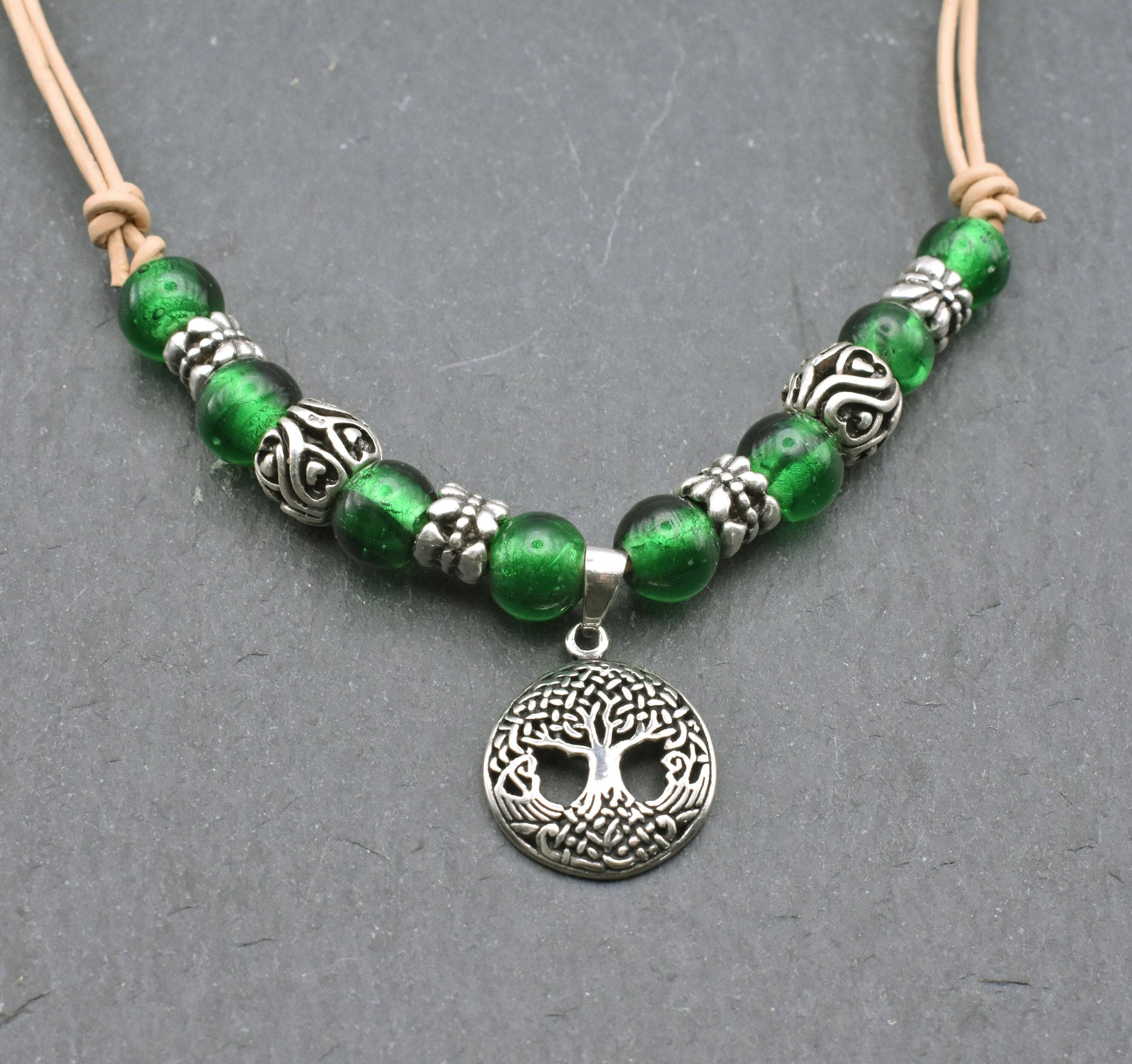 Glasperlenkette mit Yggdrasil mit dunkelgrünen Glasperlen