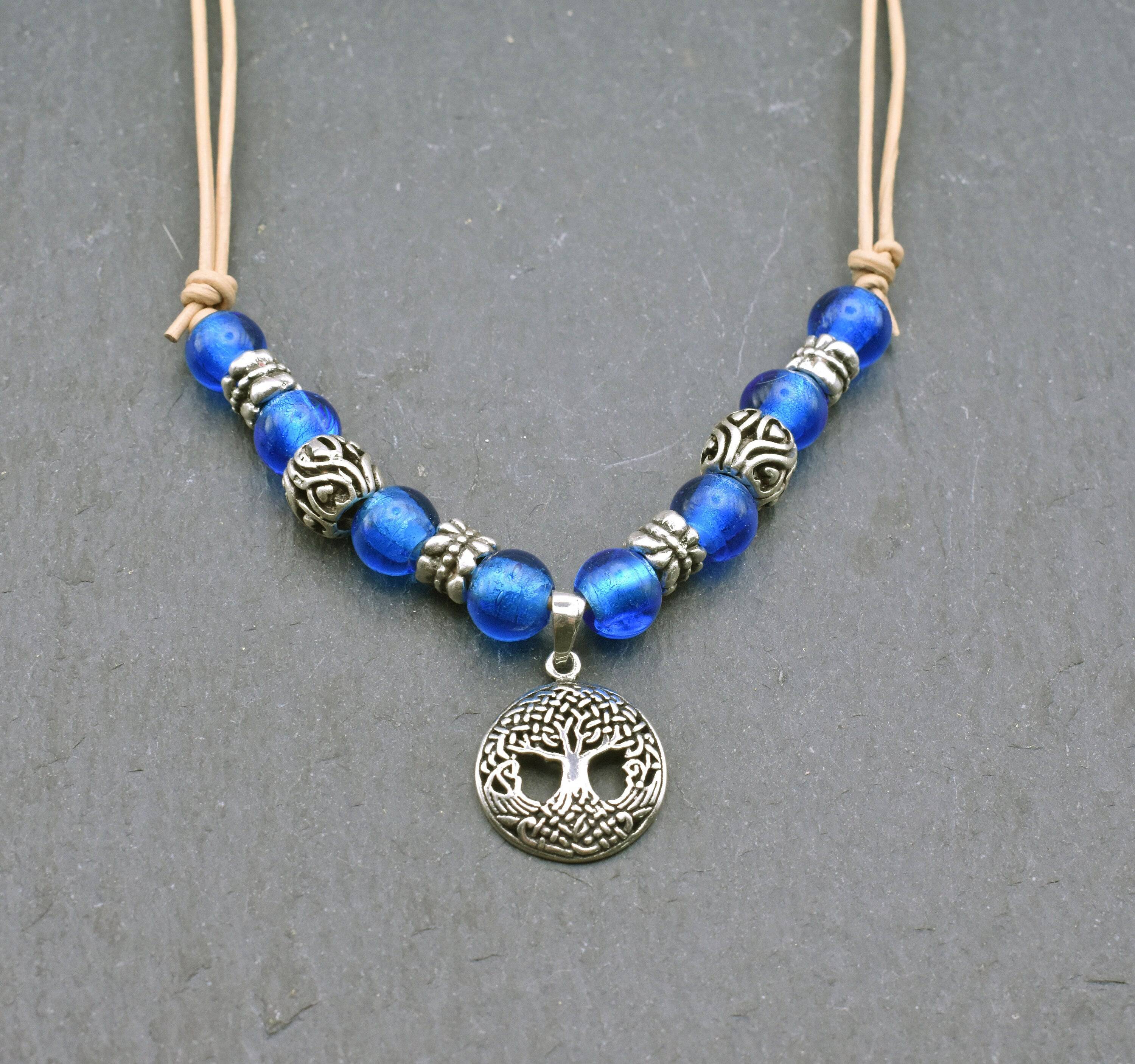 Glasperlenkette mit Yggdrasil mit blauen Glasperlen