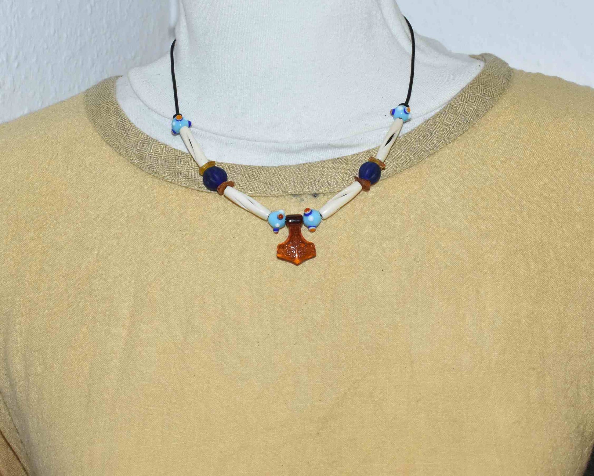 Tragebild des Bernstein Thorshammer Collier mit Knochen- und Glasperlen