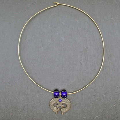 Lunula Collier aus Bronzedraht mit blauen Glasperlen