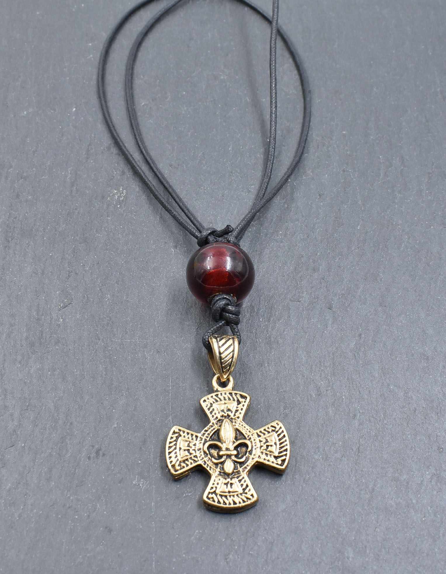 Merowinger Kette Fleur de Lys golden mit roter Perle