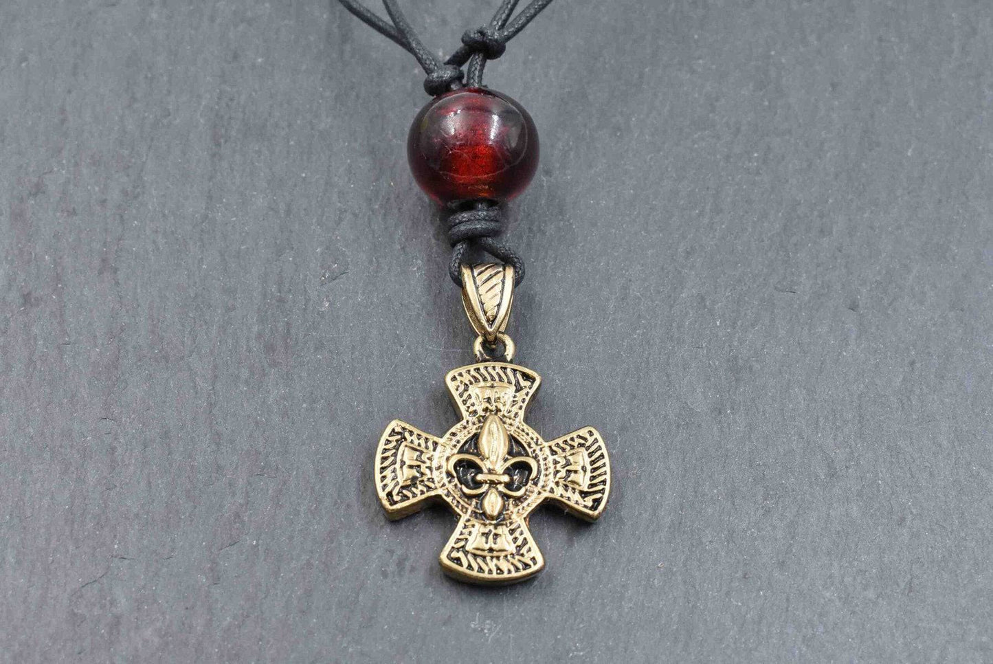 Rückseite der Merowinger Kette Fleur de Lys mit roter Perle