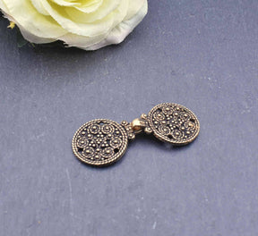 Birka Gewandschließe im Granulationstechnik aus Bronze