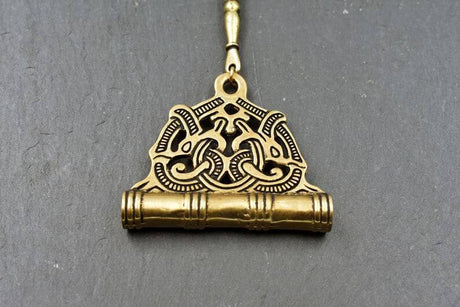 Birka nadeldose im jelling-stil an stabkette - bronze