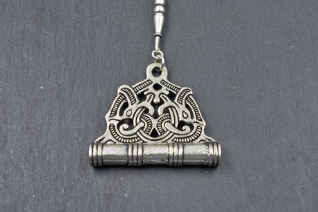 Birka nadeldose im jelling-stil an stabkette - versilberte bronze