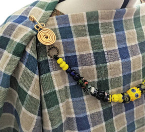 Bronzezeitliche Spiralfibel an einem Peplos mit Fibelkette