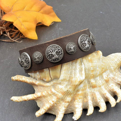 Yggdrasil Lederarmband auf einer Muschel