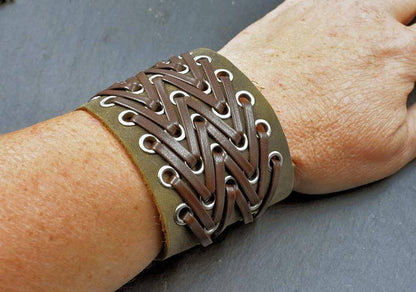 Tragebild Breites Lederarmband mit Wellenmuster