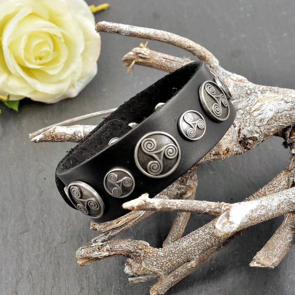 Lederarmband mit Triskelen schwarz und silber auf Ast