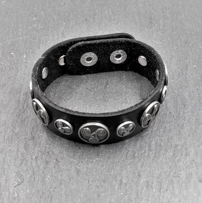 Lederarmband mit Triskelen schwarz und silber