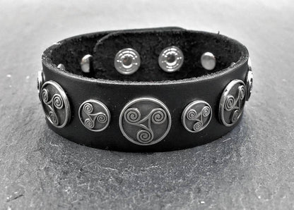 Lederarmband mit Triskelen schwarz und silber