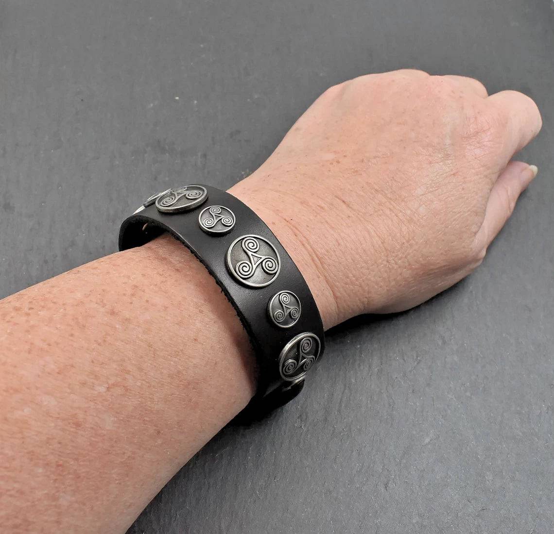 Tragebild des Lederarmband mit Triskelen schwarz und silber