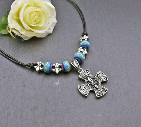 Fleur-de-lis-kette mit glasperlen - halskette