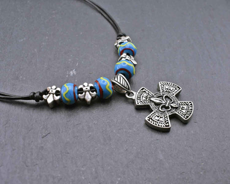 Fleur-de-lis-kette mit glasperlen - halskette