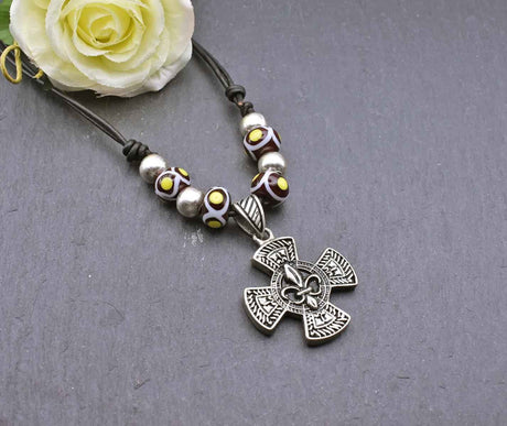Fleur-de-lis-kette mit glasperlen - halskette