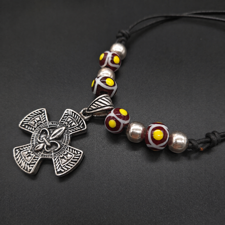 Fleur-de-lis-kette mit glasperlen - halskette
