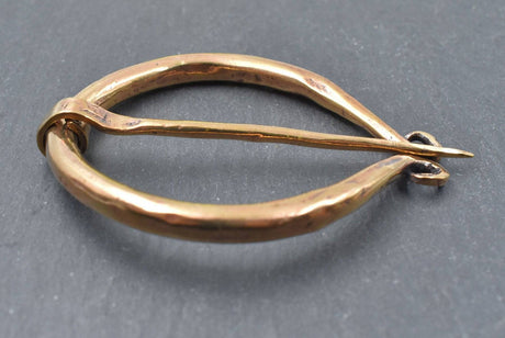 Große ringfibel aus bronze - penannular