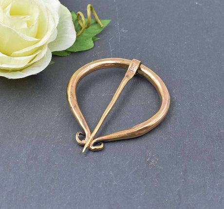 Große ringfibel aus bronze - penannular
