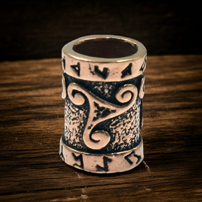Bartperle mit Triskele aus Bronze