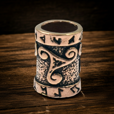 Bartperle mit Triskele aus Bronze