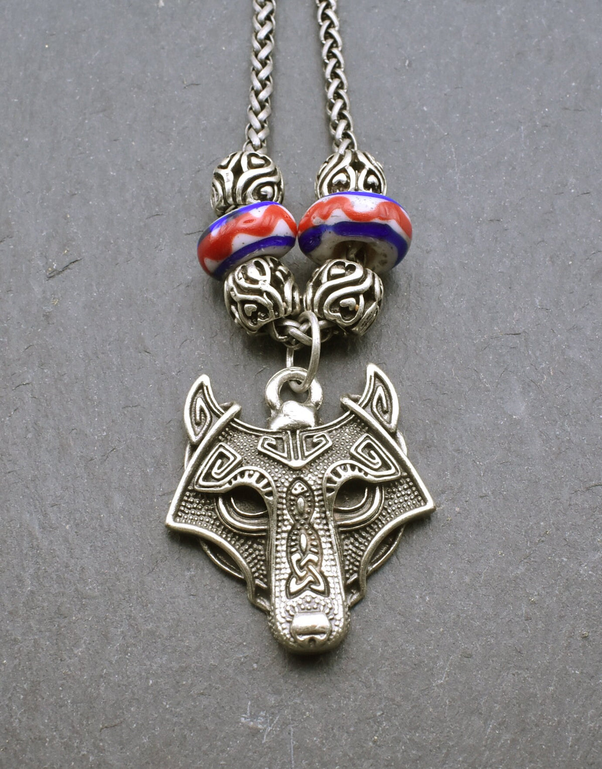 Wolfskette mit Glasperlen