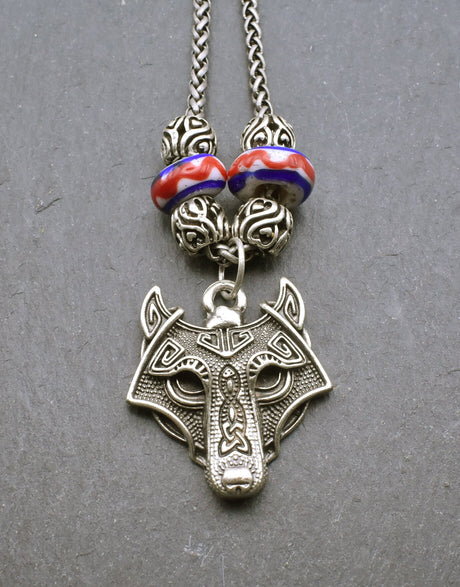 Wolfskette mit Glasperlen