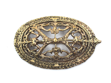 Große Wikinger-Schalenfibeln P49/R651 aus Bronze

Diese großen Schalenfibeln aus Bronze orientieren sich an wikingerzeitlichen Ovalfibeln des Typs Petersen 49 / Rygh 651. Ihre durchbrochene Oberschale mit verschlungenen Tiermotiven macht sie zu einer besonders auffälligen Ausführung der klassischen Ovalfibel.

Mit etwa 11,3 cm Länge und einem Gewicht von rund 150 g je Fibel sind sie deutlich größer als viele andere Schalenfibeln
