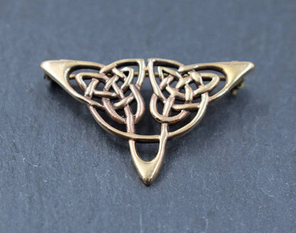 Kleine Brosche mit Triquetra aus Bronze