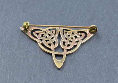 Rückseite der Kleine Brosche mit Triquetra aus Bronze